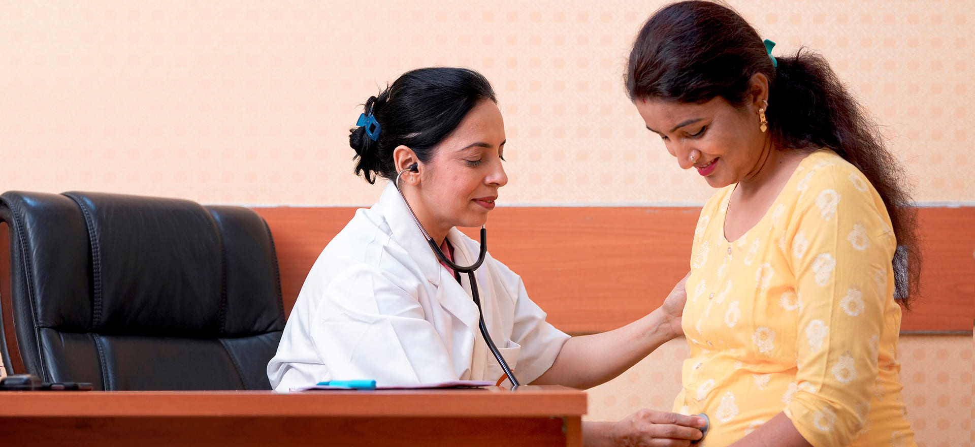 Gynecologist Examining Pregnant Woman - Banner Image